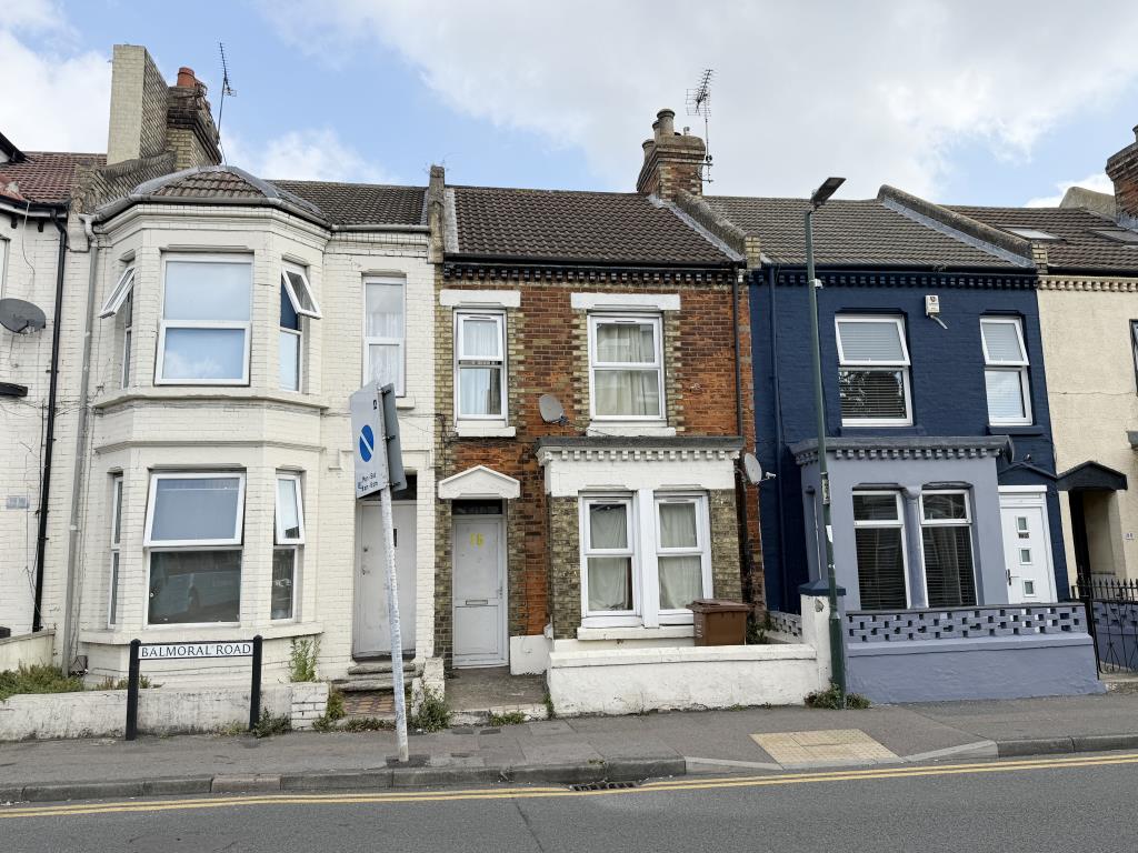 Lot: 132 - TWO FLATS CLOSE TO TOWN CENTRE FOR IMPROVEMENT - Front View of Two Flats for Investment